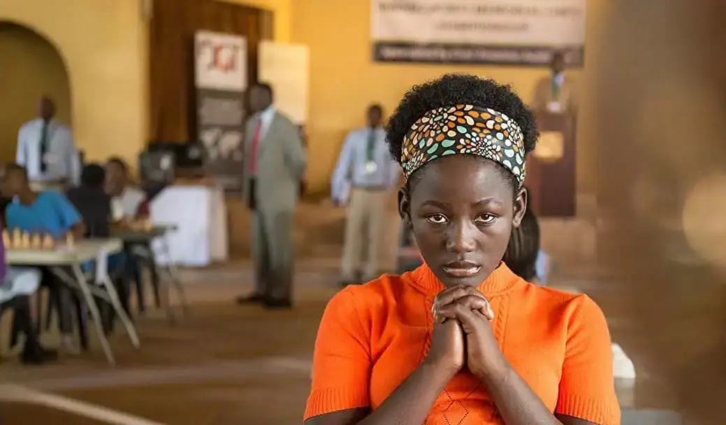 Een jonge zwarte vrouw in een klaslokaal, een scène uit Queen of Katwe