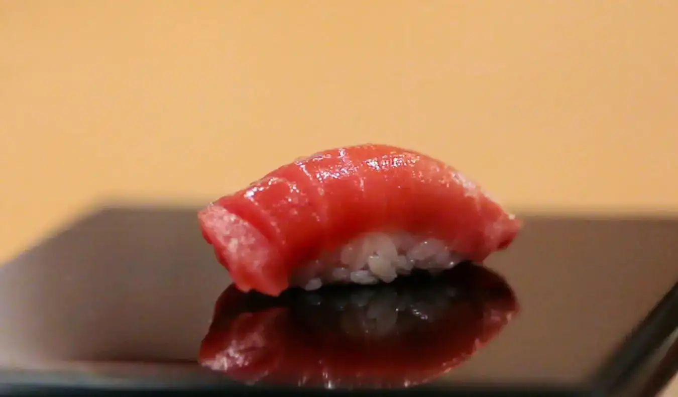 Un trozo de sushi caro en un plato