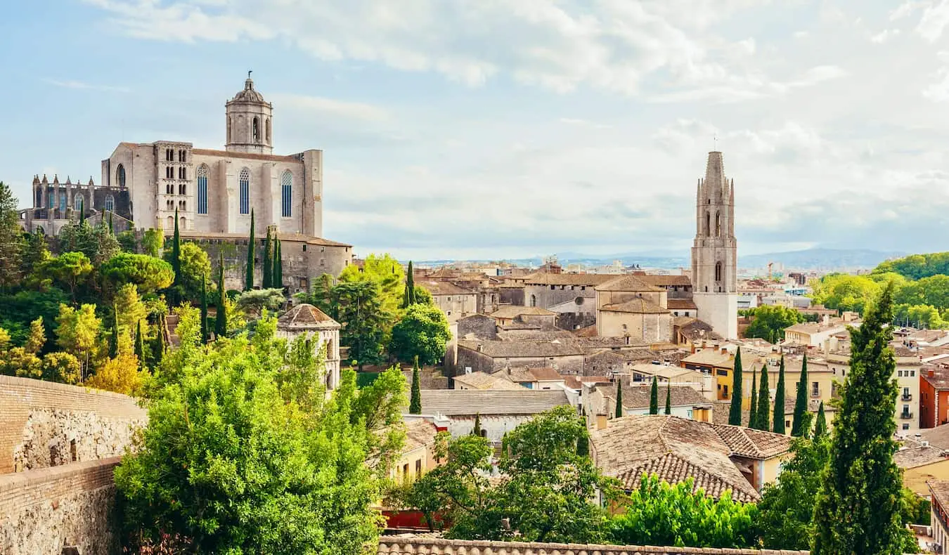 Clădirile vechi colorate din Girona, Spania, cu o catedrală falnică cu vedere la orașul vechi