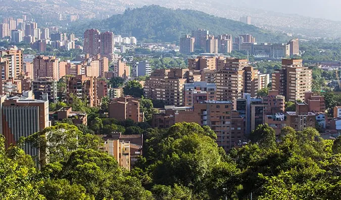 Tepelerden Medellin'deki gökdelenlerin görünümü