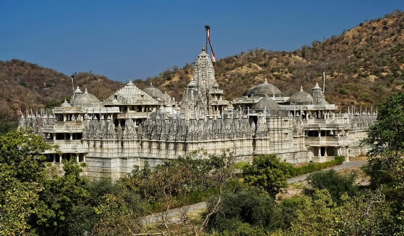 Ο όμορφος ναός Ranakpur Jain που περιβάλλεται από ζούγκλα