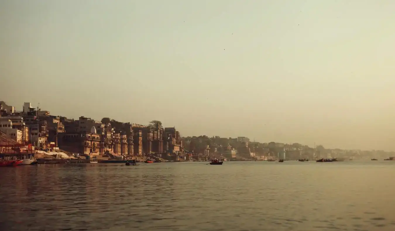 Mereka sibuk di pantai Varanasi, India