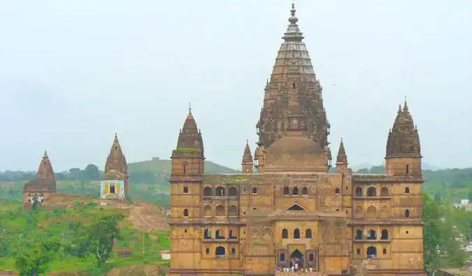 Średniowieczne miasto Orchha otoczone zieloną dżunglą