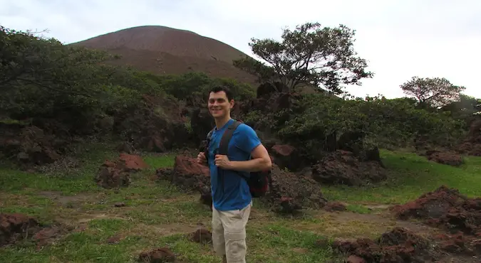 尼加拉瓜高耸的火山泰利卡山顶的日落