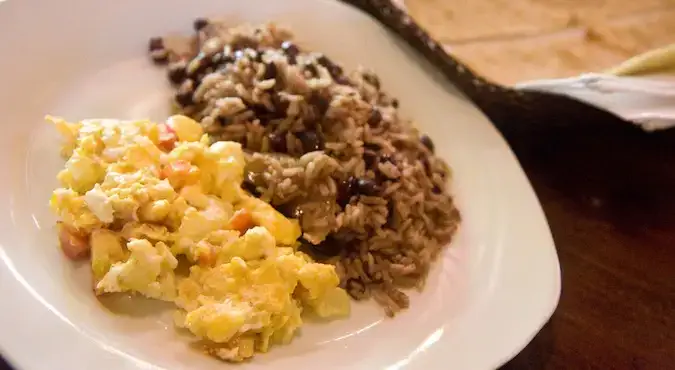 Nicaragua Gallo pinto hidangan telur, nasi dan kekacang