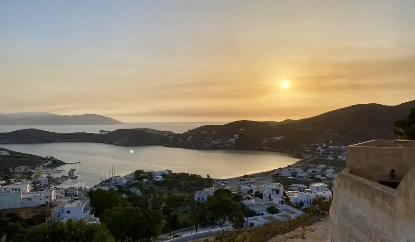 En malerisk solnedgang på en ø i Grækenland