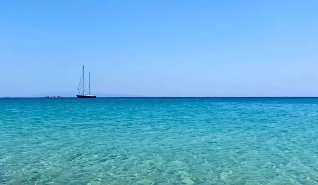 Les aigües tranquil·les i clares de les illes Cílades a Grècia a l'estiu