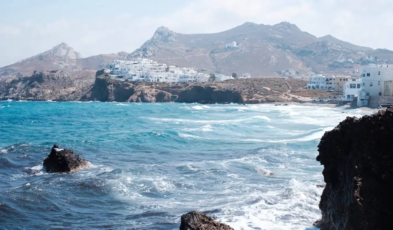 Det klare, pulserende vand i Naxos, Grækenland