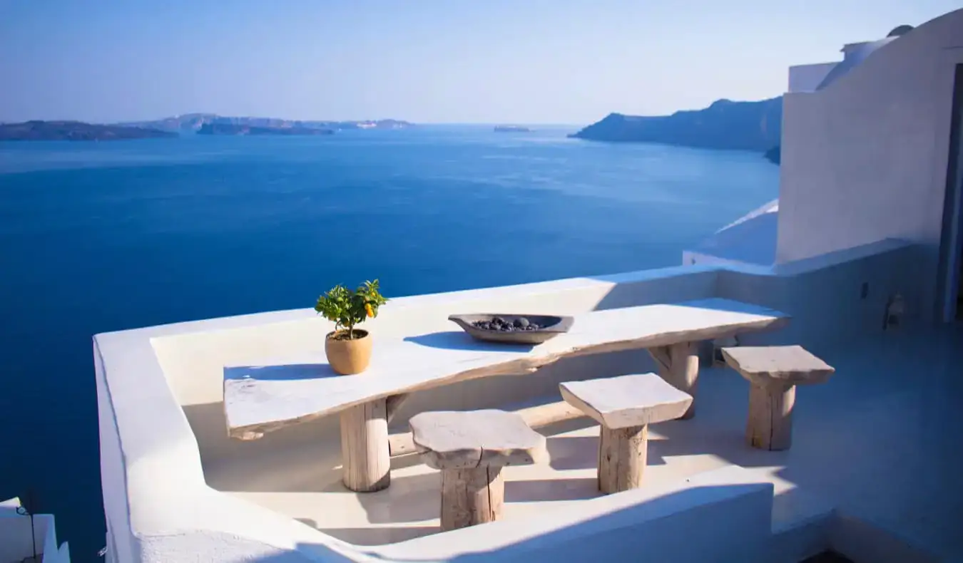 Het uitzicht op de kalme wateren van Santorini vanaf een charmant balkon