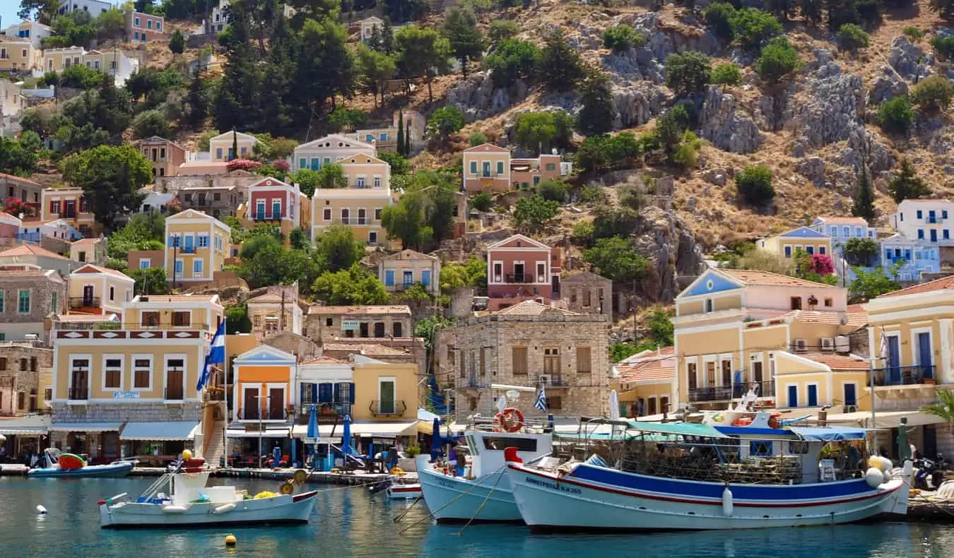 Un piccolo villaggio costruito sulla costa frastagliata della Grecia