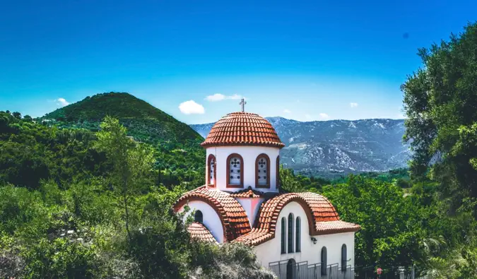 Un pequeño edificio encantador rodeado de bosques en Grecia