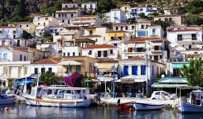 Un pequeño y animado pueblo en la isla de Paros, Grecia