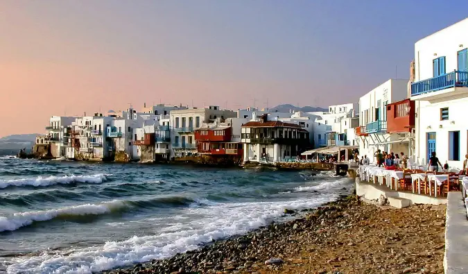 Das Gebäude am Wasser auf der teuren griechischen Insel Mykonos