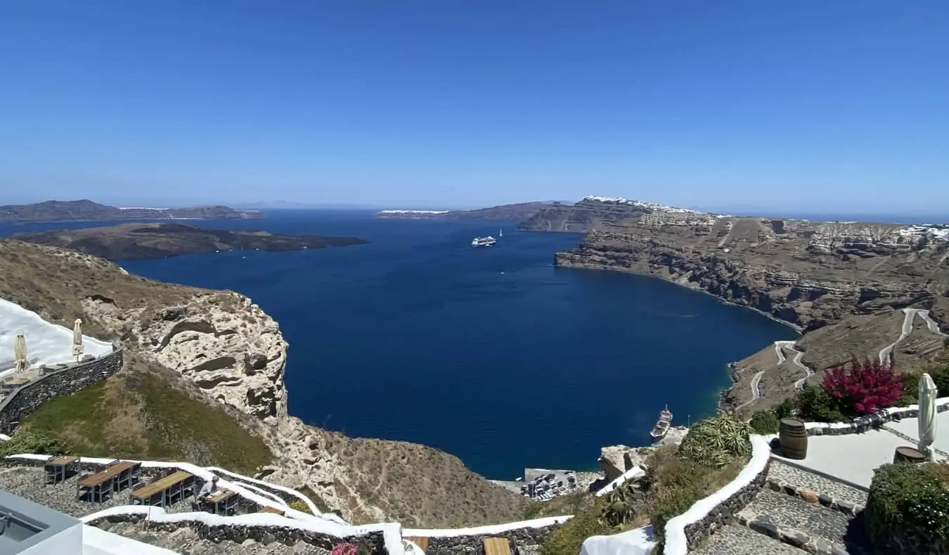 Isang cruise ship sa daungan ng isa sa mga Greek Islands