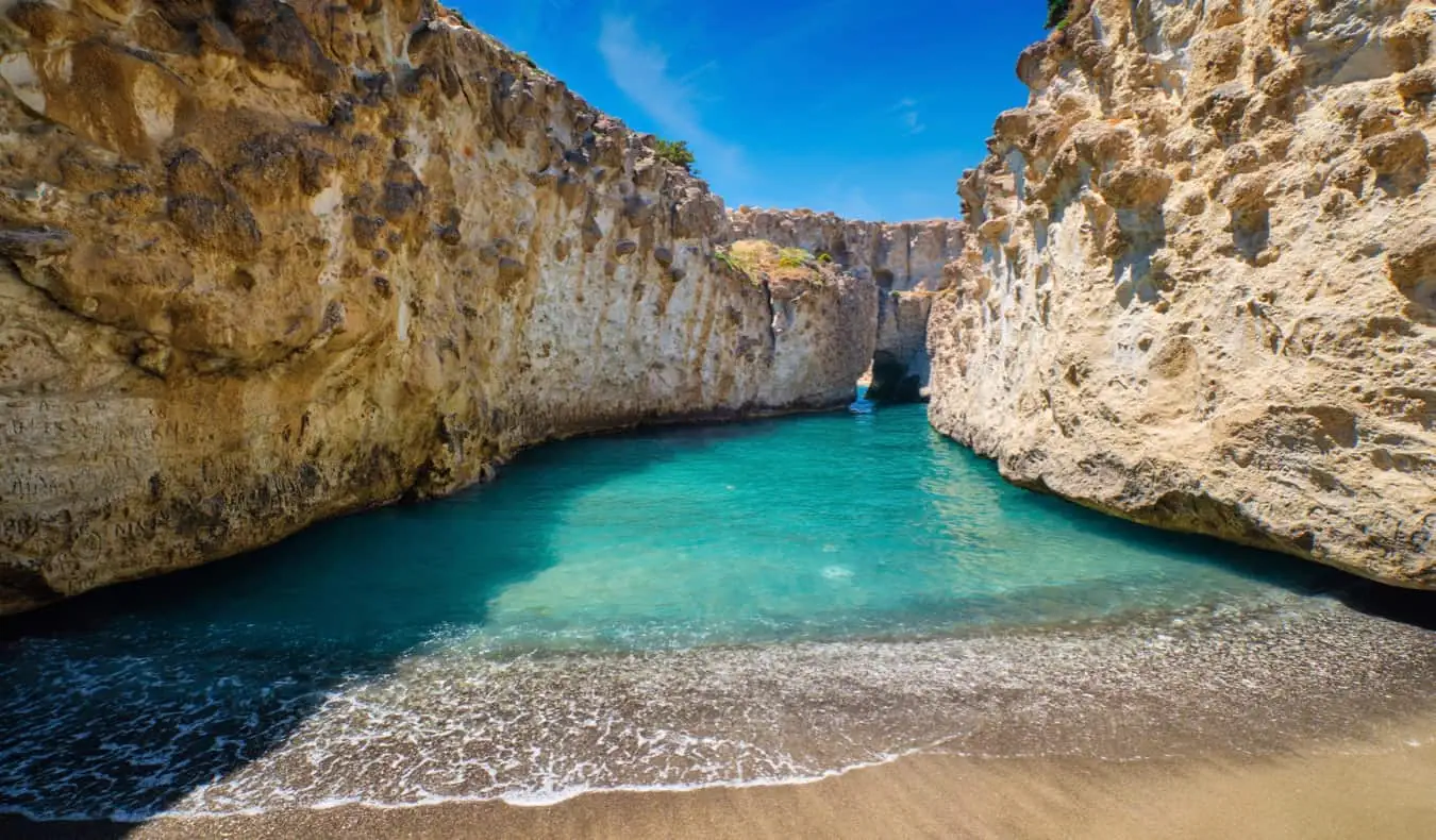 Pantai yang menakjubkan di pulau Milos di Greece