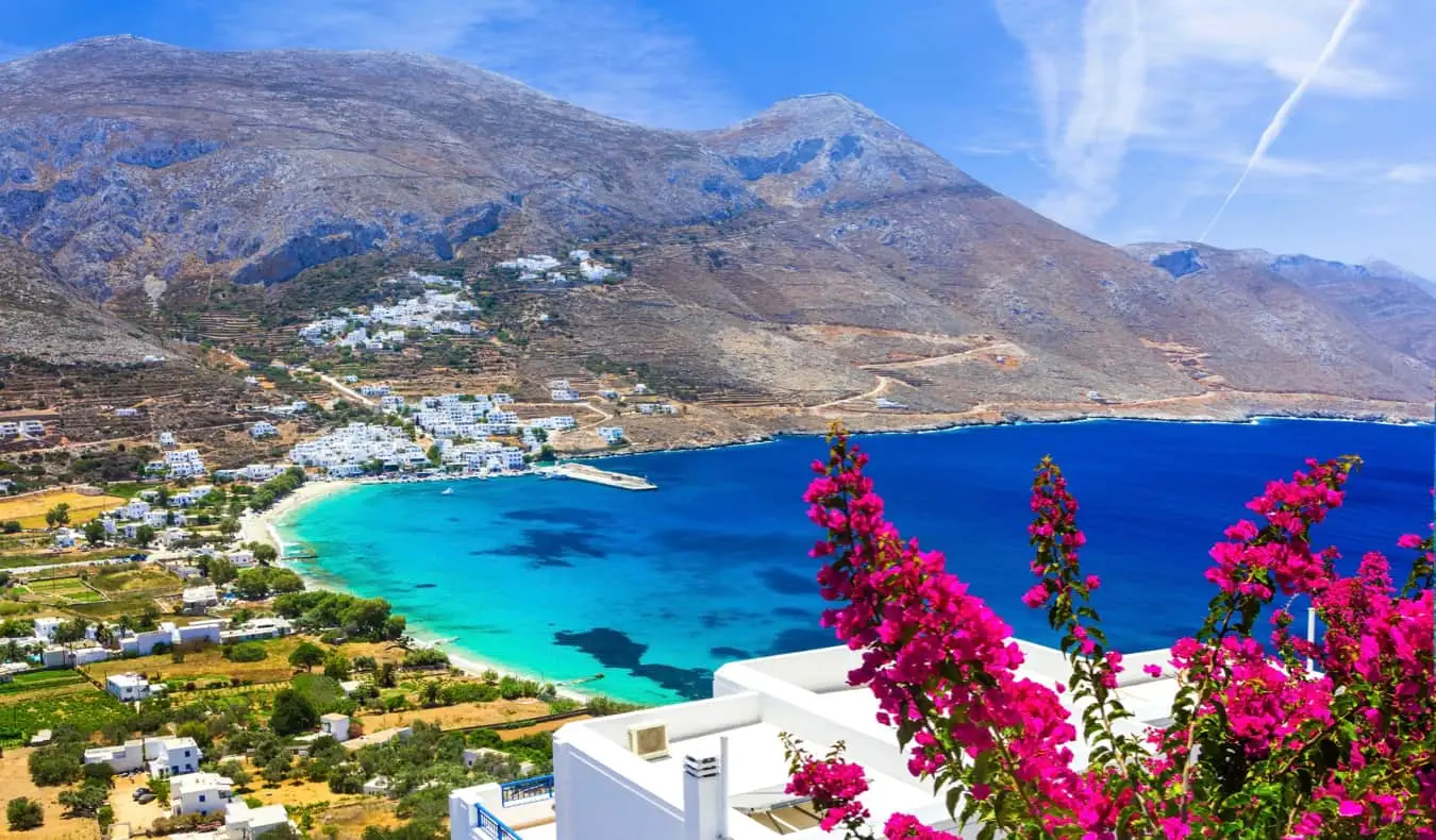 Isang magandang tanawin sa baybayin sa isla ng Amorgos, Greece