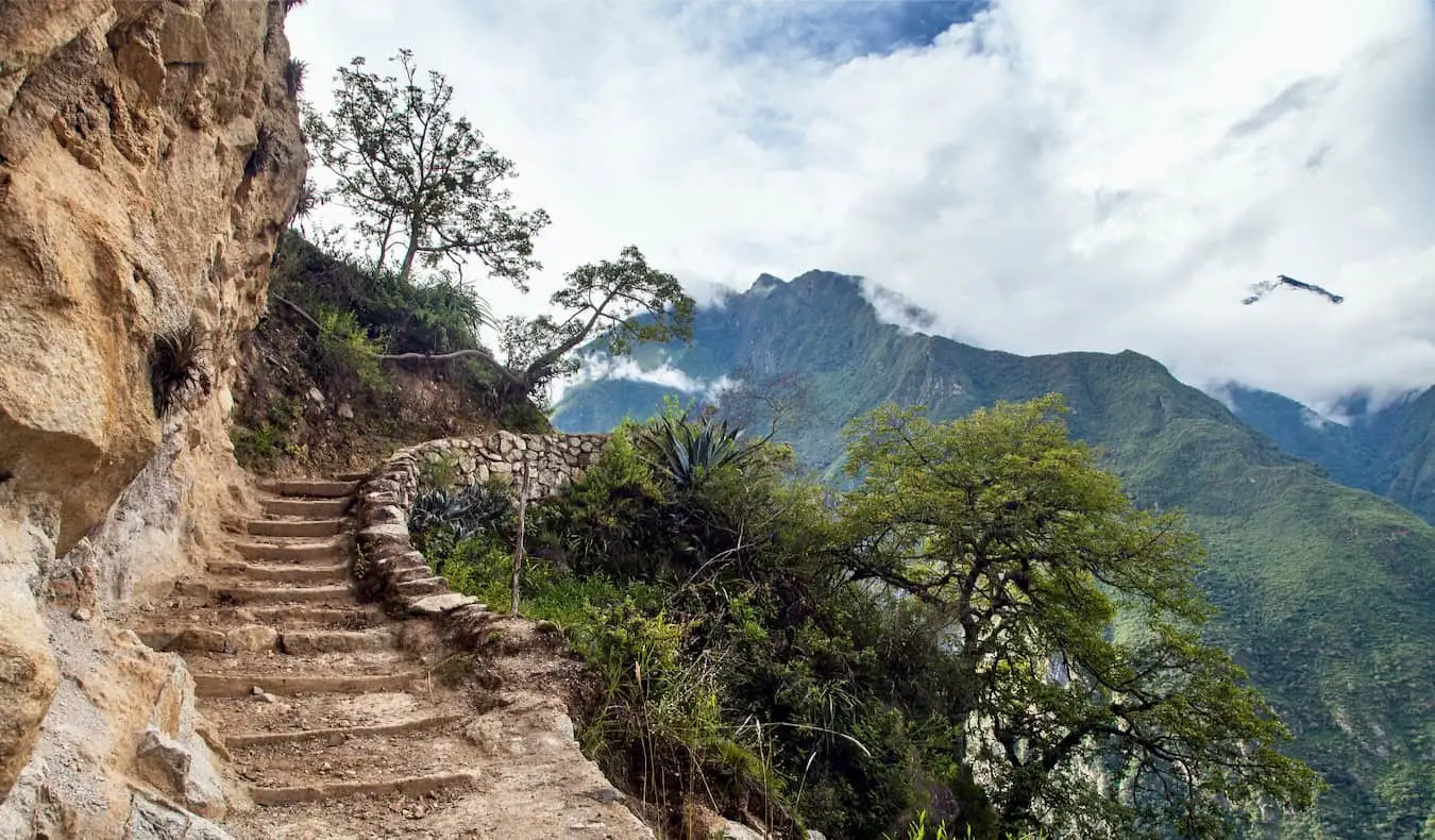 秘鲁 Choquequirao 徒步路线上建在山腰的狭窄楼梯