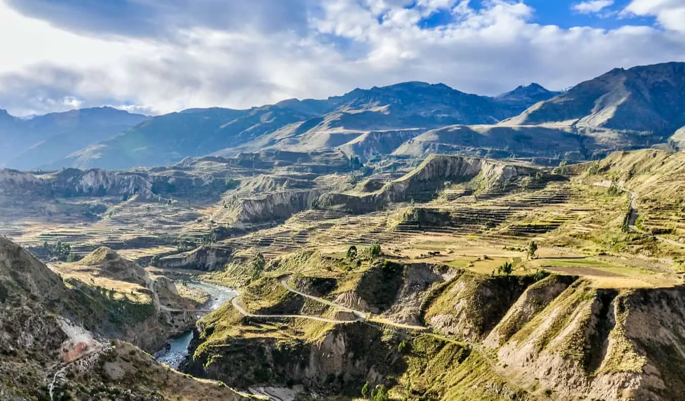 Pemandangan Colca Canyon yang luas di Peru