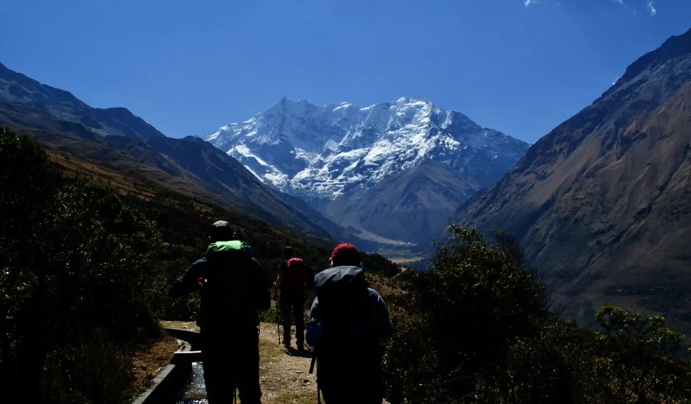 Tres viatgers que realitzen el trekking de Salkantay al Perú en una visita guiada