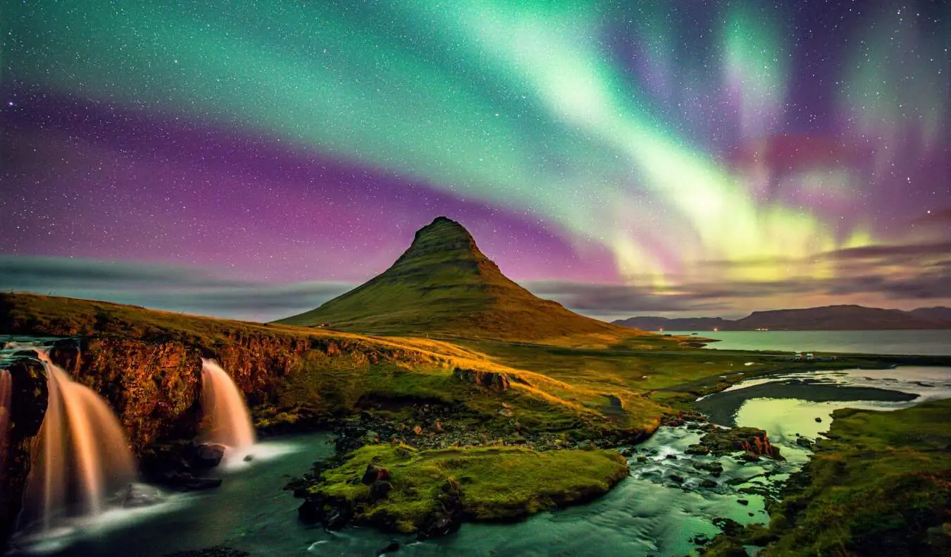 Hora Kirkjufell na Islande pod polárnou žiarou