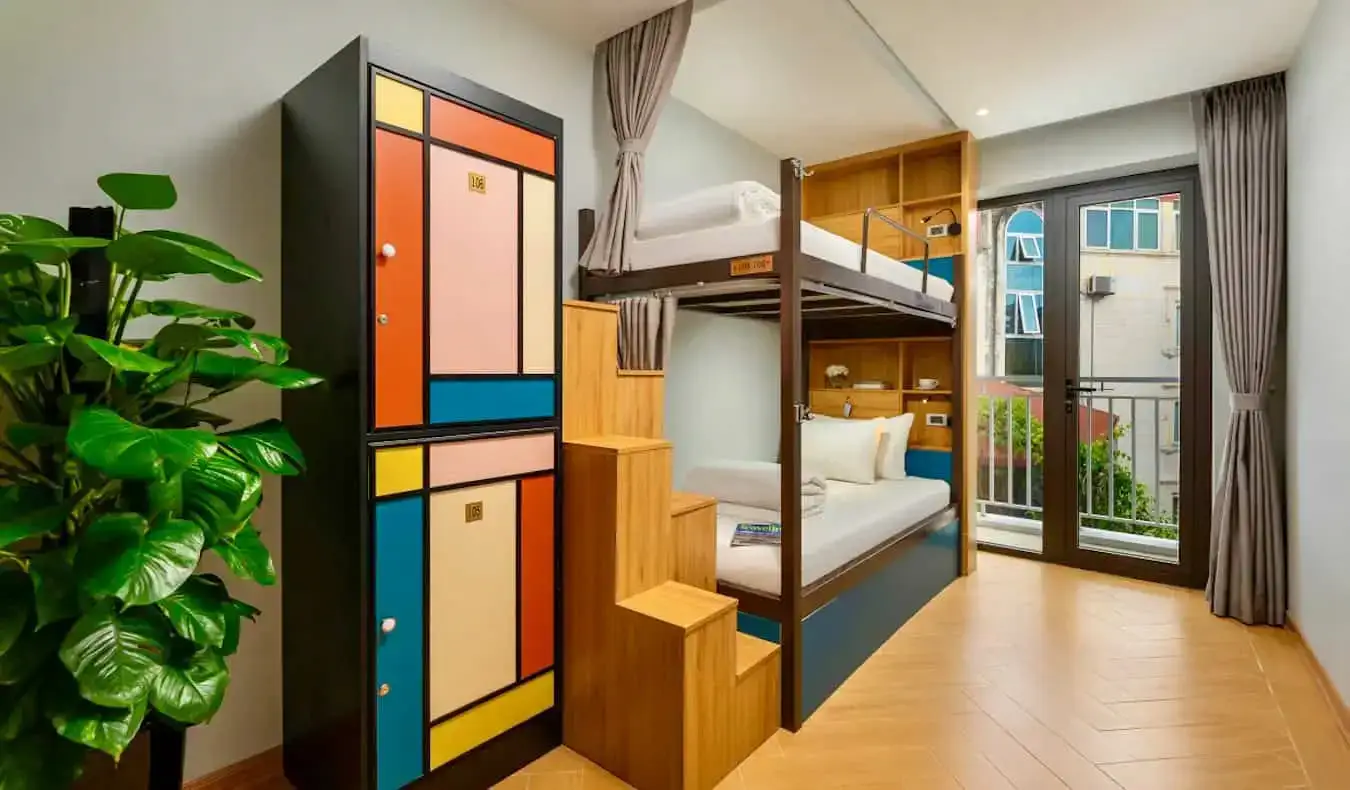 Un dormitorio limpio y luminoso con literas en el Old Quarter View Hostel en Hanoi, Vietnam