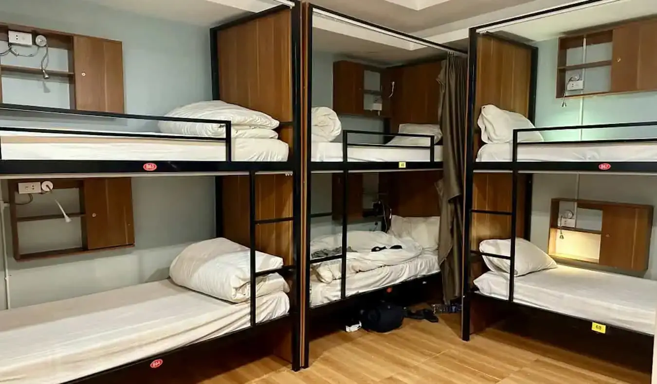 Một số giường tầng cũ trong phòng tập thể tại nhà nghỉ Central Backpackers Hà Nội, Hà Nội, Việt Nam