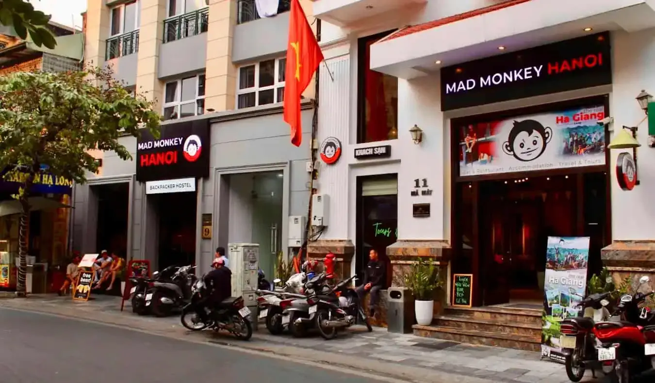 Das geschäftige Äußere des Mad Monkey Party Hostels in Hanoi, Vietnam