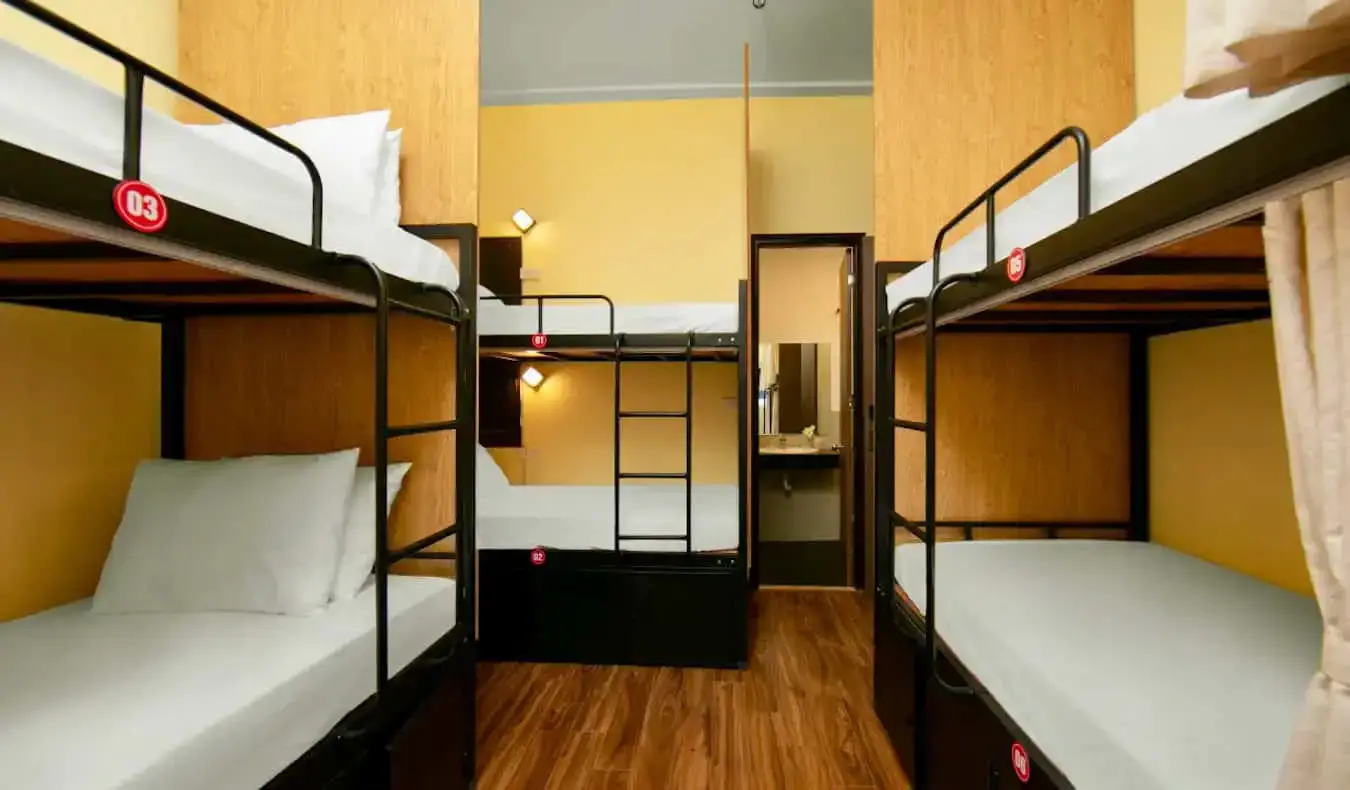 Kamar asrama besar di Drift Hostel di Hanoi, Vietnam