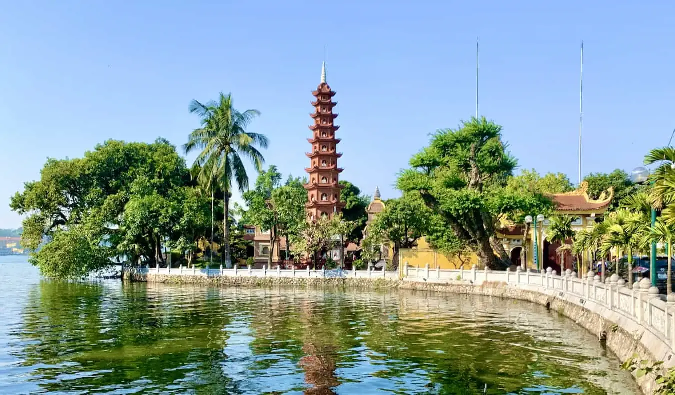 Isang maaraw na araw sa Hanoi, Vietnam malapit sa lawa na may makasaysayang pagoda sa background