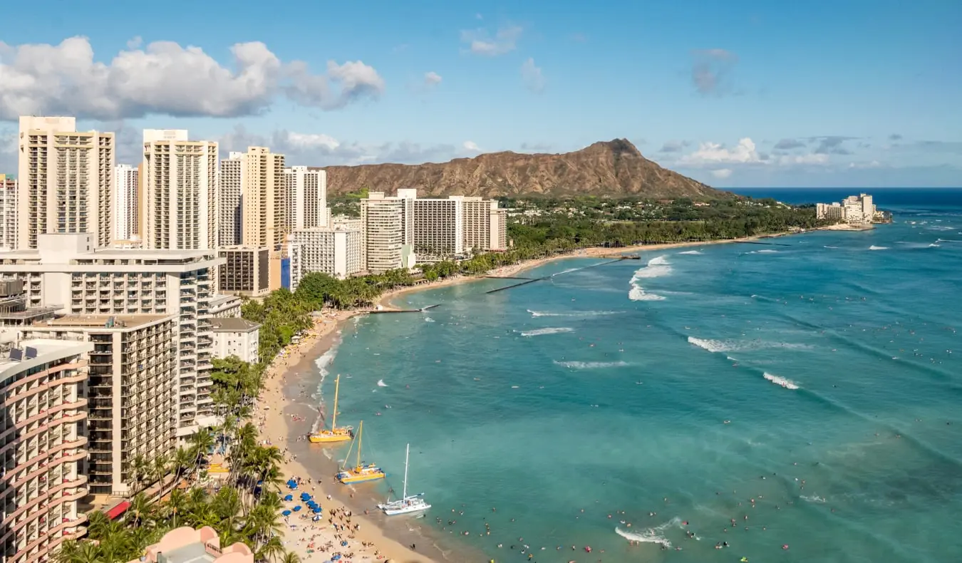 Ang skyline ng Honolulu, Hawaii na napapalibutan ng malalagong kagubatan at kagubatan