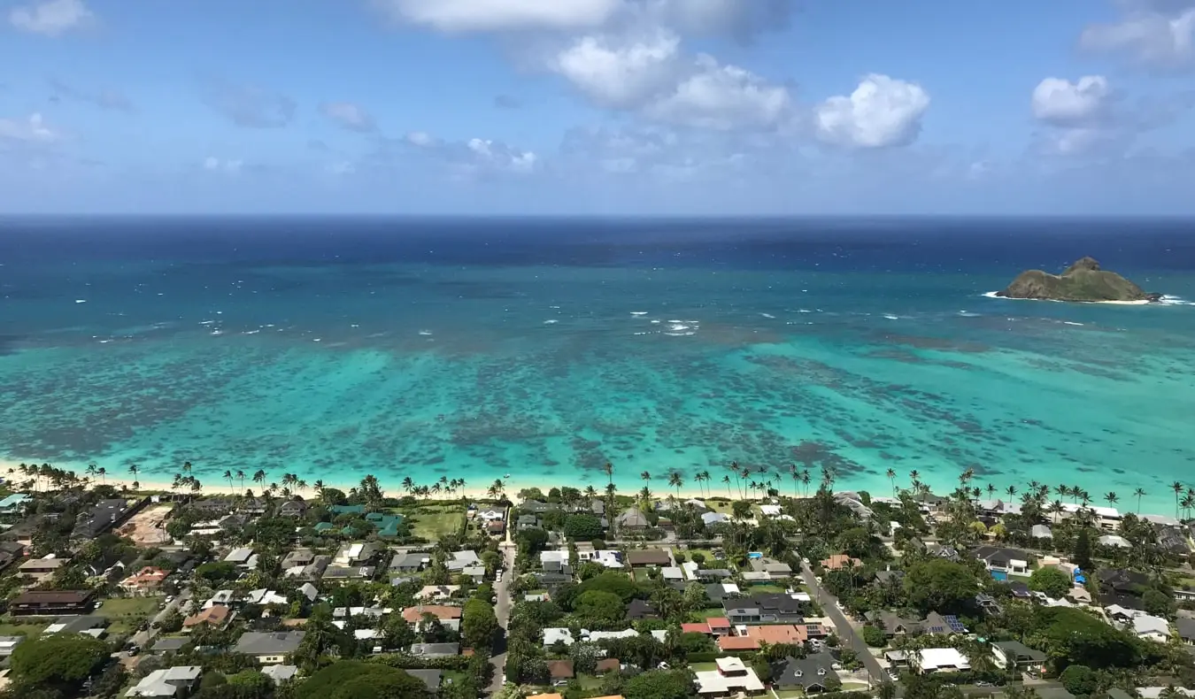 Pantai Kailua yang indah di Hawaii dikelilingi oleh air