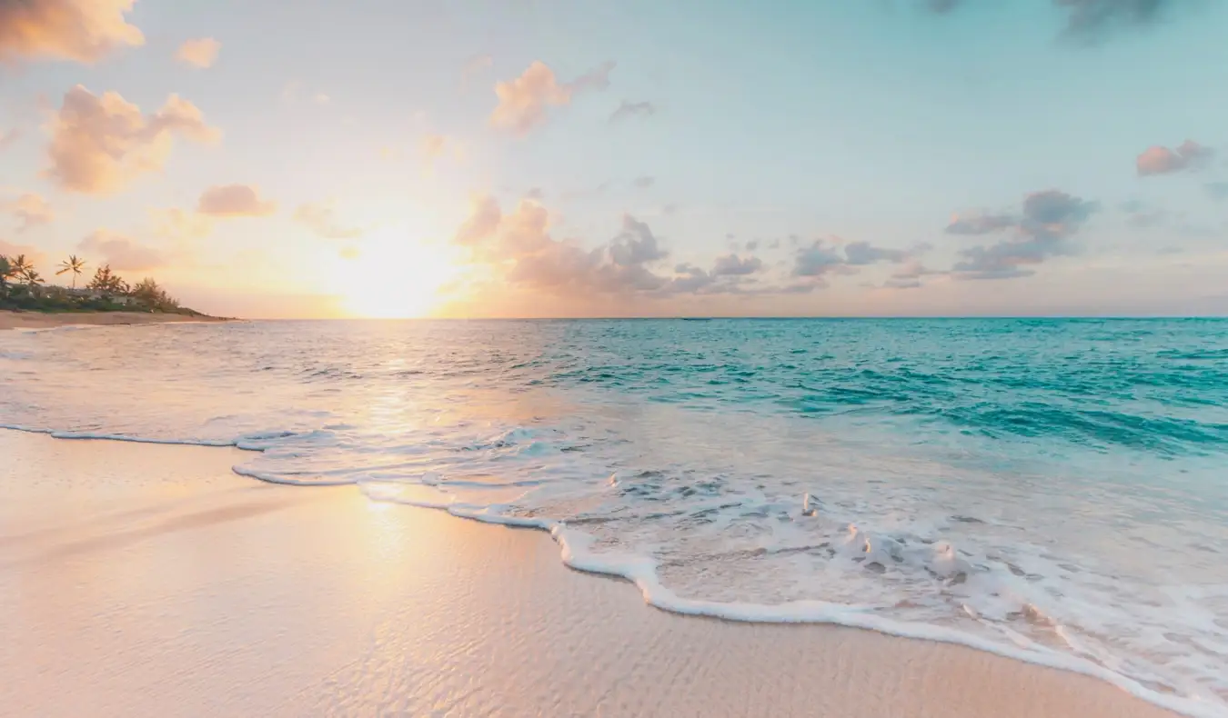 Matahari terbenam lembut yang indah di Pantai Utara Oahu, Hawaii