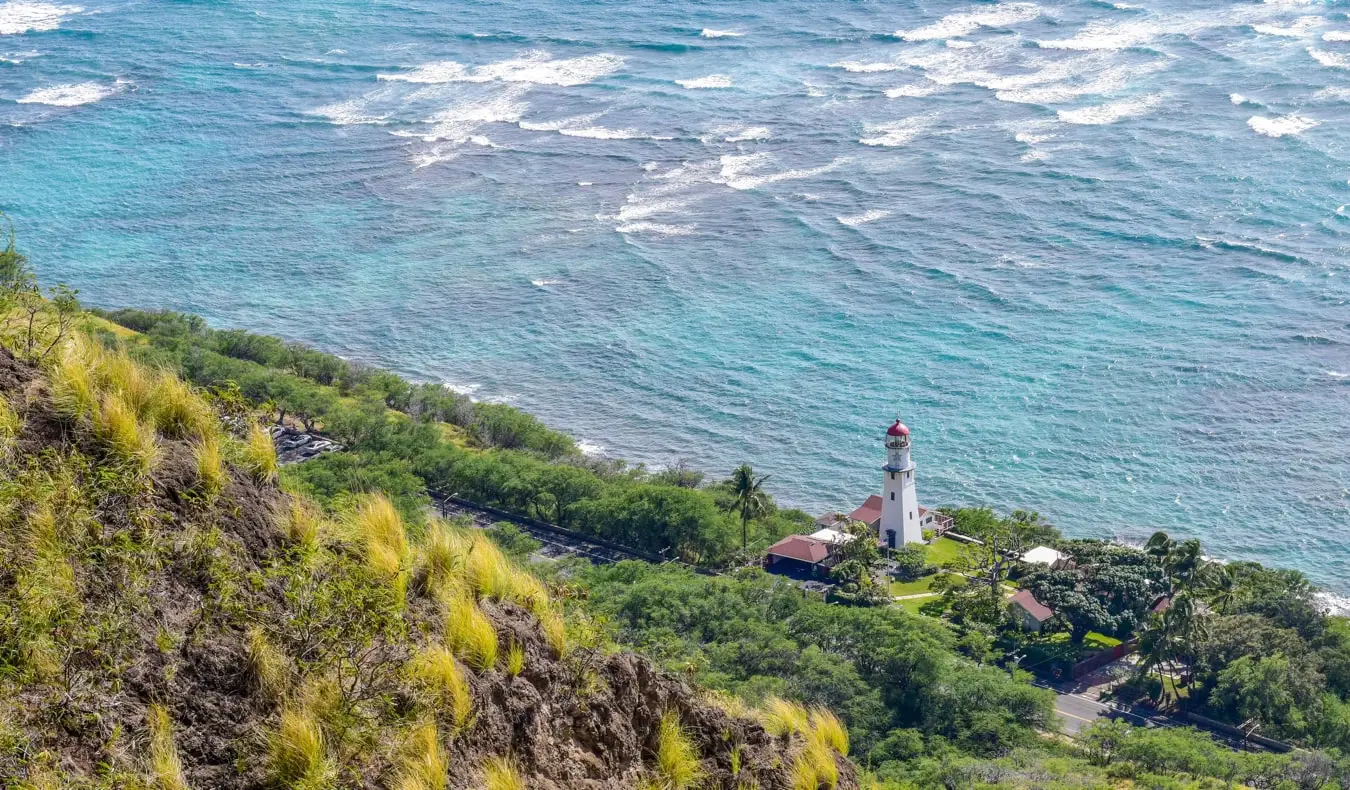 vista para o mar descendo uma encosta olhando para um farol