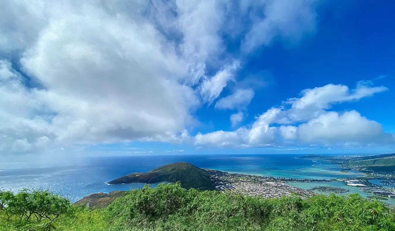 Isang maliwanag na asul na kalangitan sa ibabaw ng isla ng Oahu, Hawaii