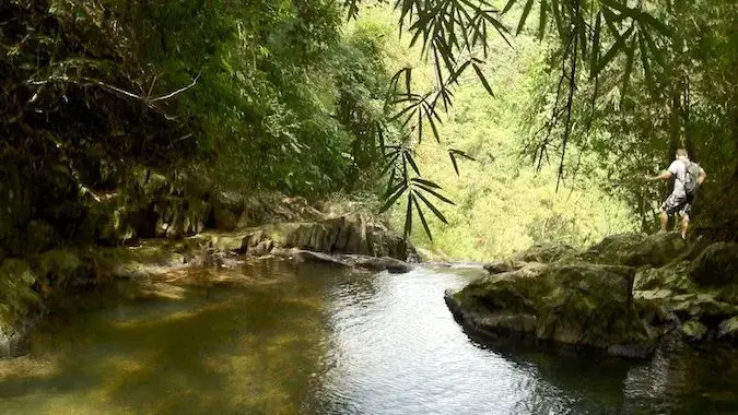 Гледайки към водопад в Khao Sok