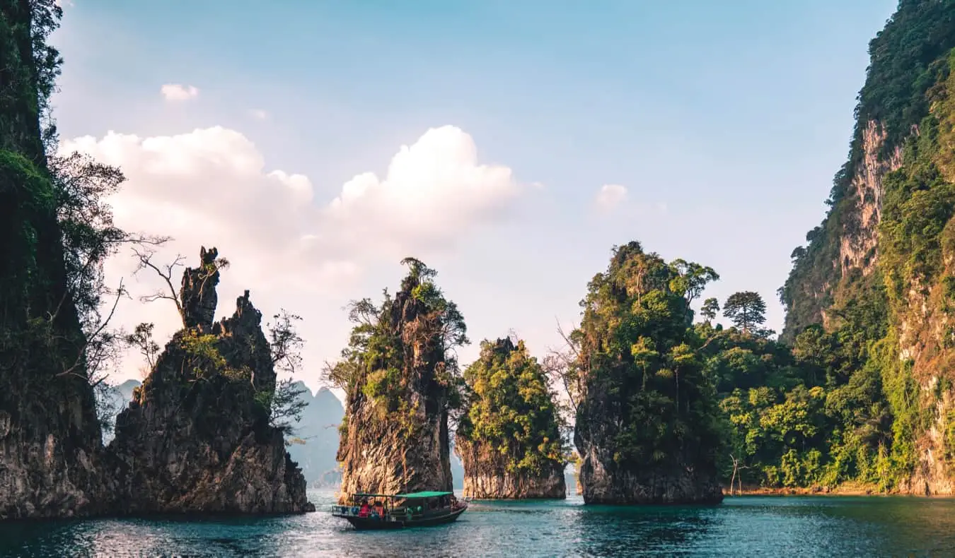 una caduta d'acqua nel parco khao sok, tailandia