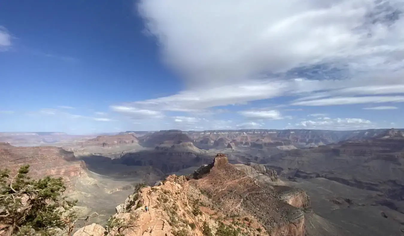 A lenyűgöző vörös sziklák és sziklák a Grand Canyonban, USA-ban