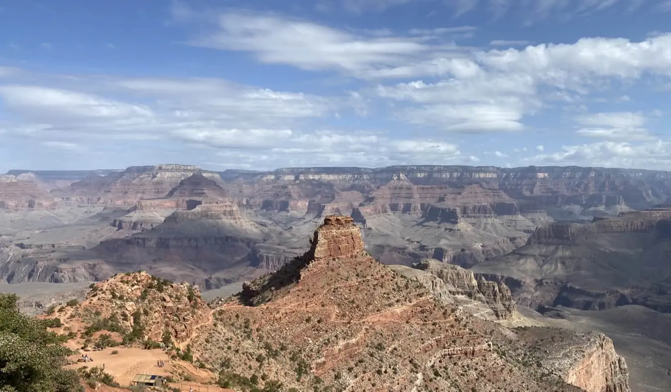 Egyedülálló sziklaképződmények és magasodó sziklák a Grand Canyonban