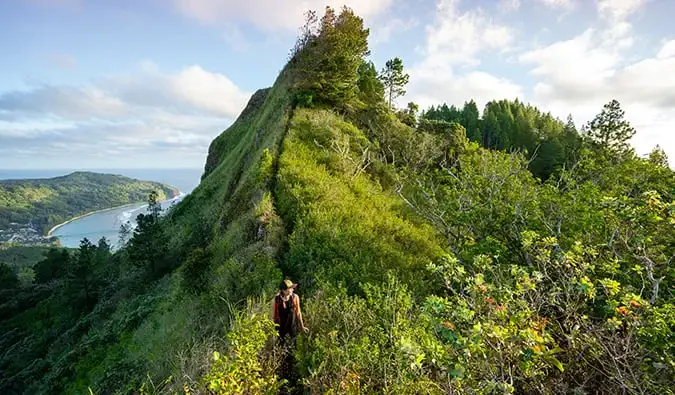 Kristin Addis hiking sa French Polynesia