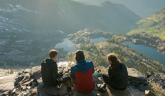 isang grupo ng mga taong naglalakad sa Lake Blanche, United States