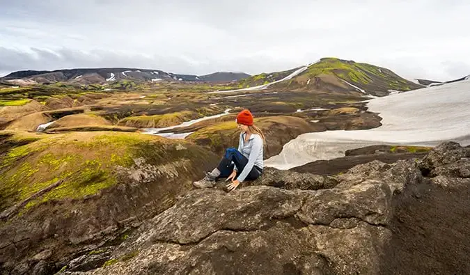 Kristin Addis haciendo senderismo en Islandia