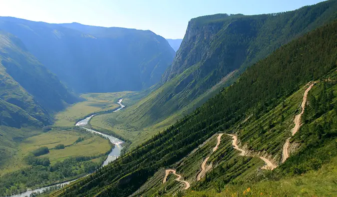 sendero empinado que serpentea por una montaña