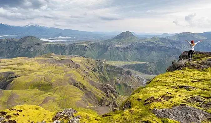 Kristin Addis hiking sa Iceland