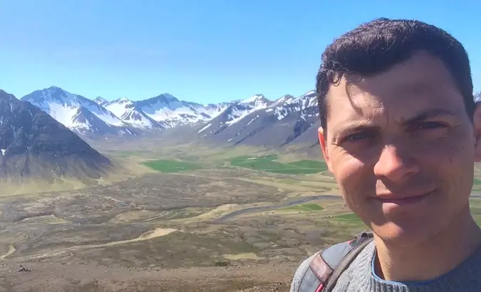 Nomadische Matt poseert voor een selfie in de Westfjorden, IJsland