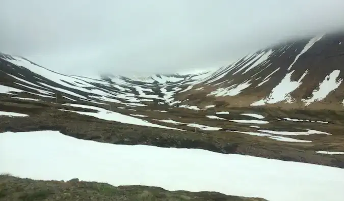 Snöiga och dimmiga berg i västfjordarna på island