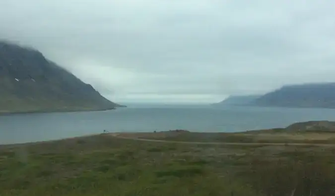 En molnig dag över vattnet i Västfjordarna på Island