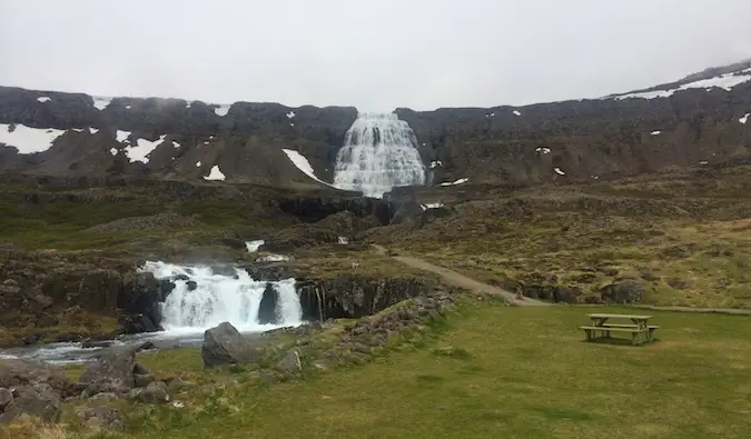 Et ensomt vandfald, der skærer gennem klipperne i Vestfjordene, Island