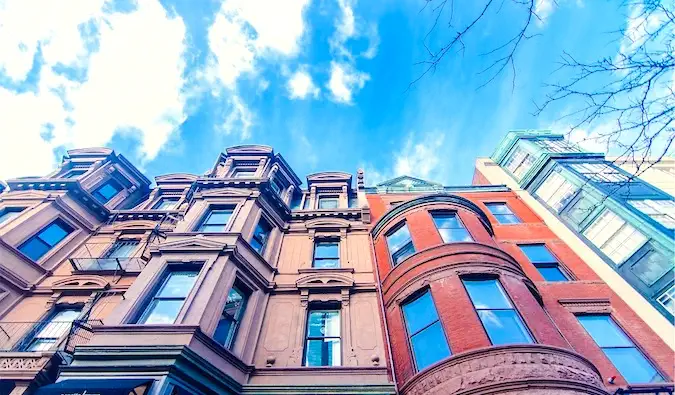 Een reeks kleurrijke appartementsgebouwen en een helderblauwe lucht