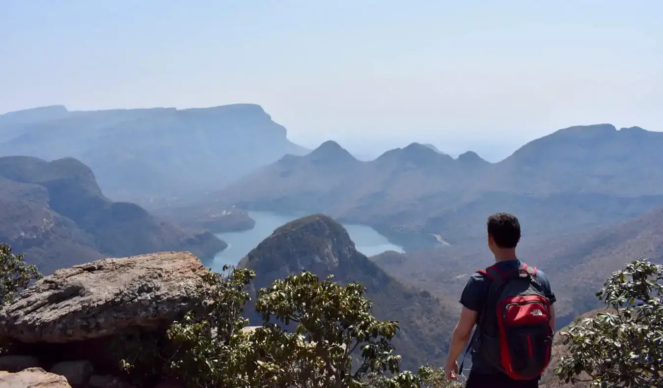 Nomad Matt caminant a l'Àfrica mirant les muntanyes llunyanes