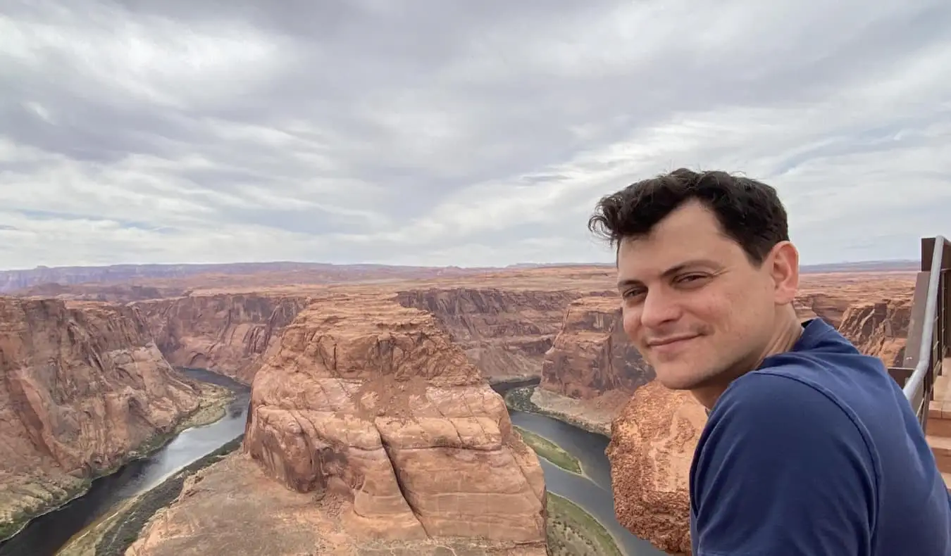 Nomadic Matt blickt auf Horseshoe Bend in den USA